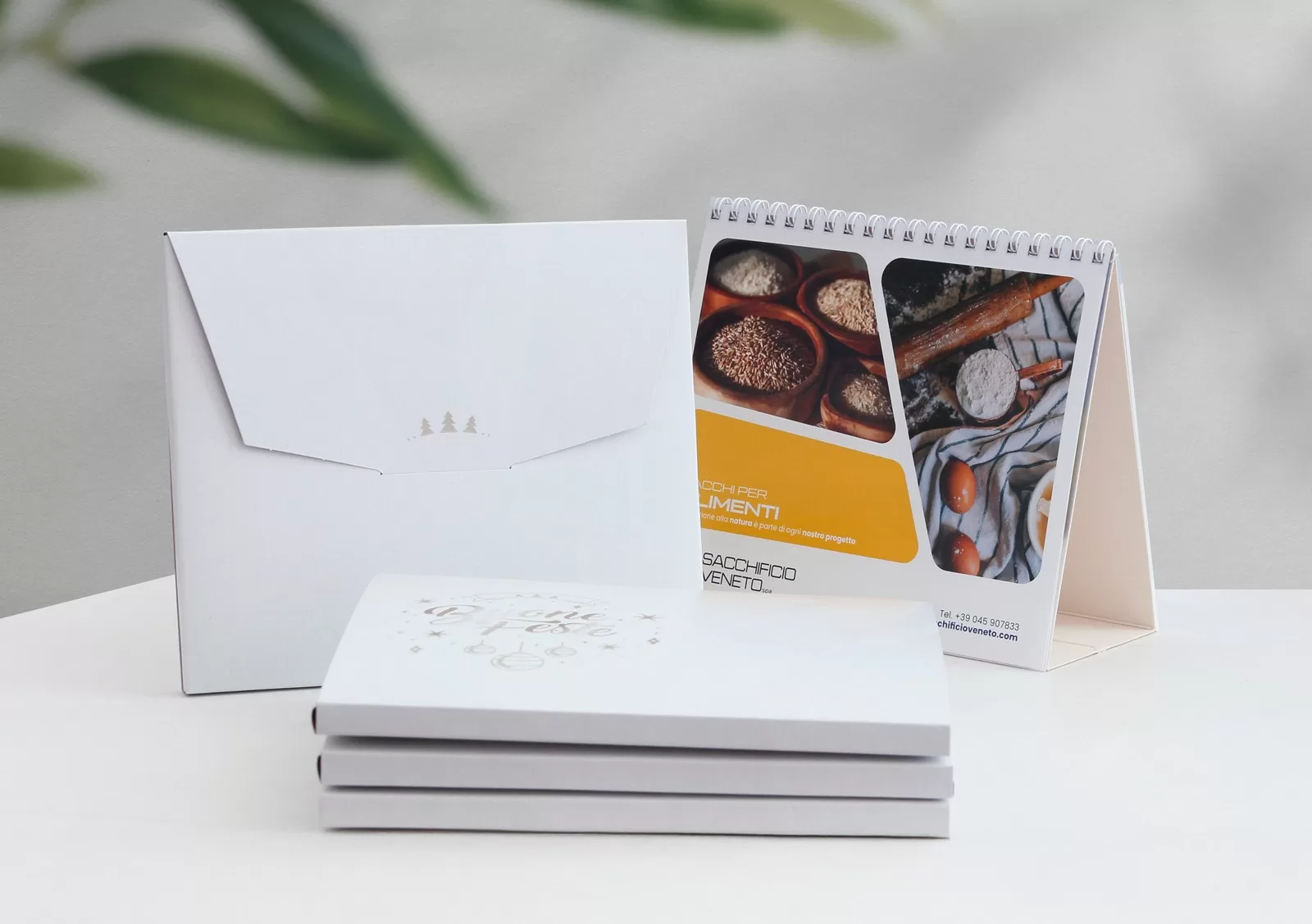 Ogni calendario viene confezionato singolarmente in un astuccio di cartoncino